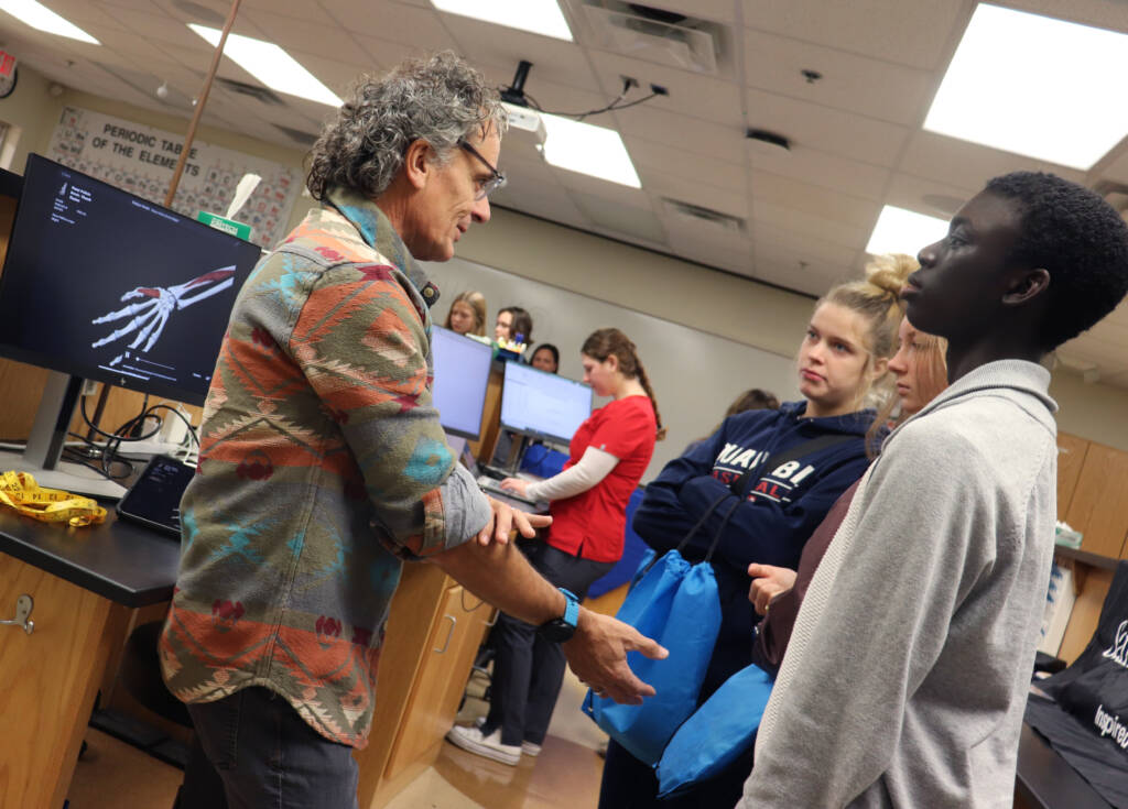 CSB and SJU professor relishes chance to provide students one-on-one guidance